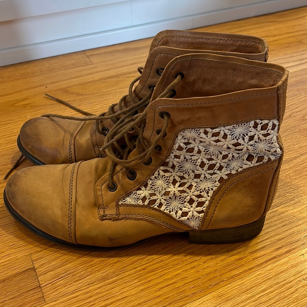 Lace-up bootie